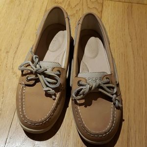 MAKE AN OFFER :) 
Sperry boat shoe